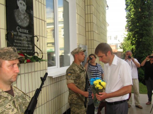 Відкрито меморіальну дошку загиблому воїну Олегу Санику
